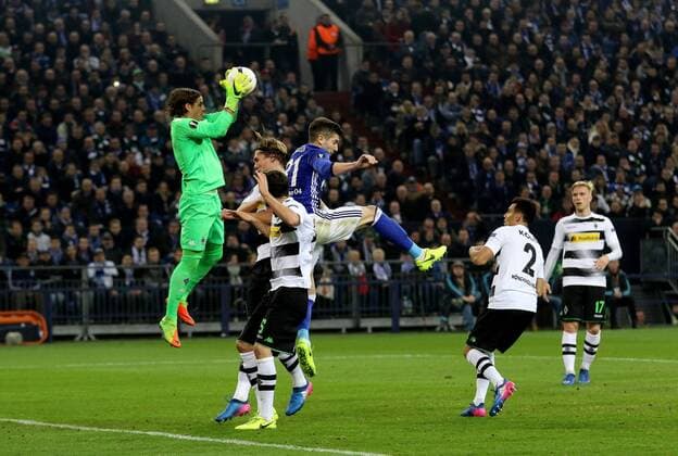 09.03.2017 - Yann Sommer (Borussia Mönchengladbach) kann den Ball halten beim Europa League Achtelfinal Hinspiel (Saison 2016 17) FC Schalke 04 - Borussia Mönchengladbach. Copyright mpsport Thomas Pakusch