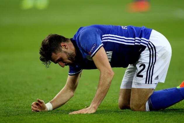 09.03.2017 - Daniel Caligiuri (FC Schalke 04) liegt nach einem Zweikampf am Boden beim Europa League Achtelfinal Hinspiel (Saison 2016 17) FC Schalke 04 - Borussia Mönchengladbach. Copyright mpsport Thomas Pakusch