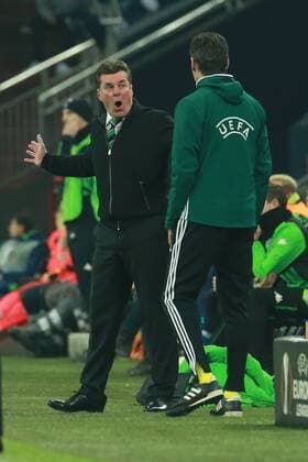 09.03.2017, xkvx, Fussball Europa League, FC Schalke 04 - Borussia Moenchengladbach, emspor, v.l. Trainer Dieter Hecking (Borussia Moenchengladbach) diskutiert mit dem Vierten Schiedsrichter Charles Schaap Gelsenkirchen