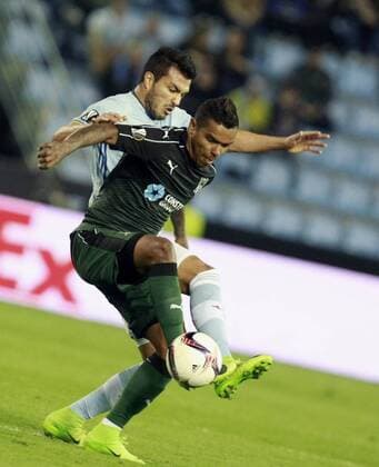 Krasnodar s Brazilian striker Wanderson do Carmo (R) vies for the ball with Celta de Vigo s Argentinian defender Gustavo Cabral during their Europa League round of 16 first leg match at Balaidos stadium in Vigo, Galicia, Spain, 09 March 2017. CELTA DE VIGO VS. FC KRASNODAR !ACHTUNG: NUR REDAKTIONELLE NUTZUNG!  Copyright: xSalvadorxSasx GAL001 20170309-636246994998325226