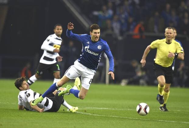 Europa League FC Schalke 04 - Borussia Mönchengladbach 09.03.2017 Tobias Srobl (MG) foult Leon Goretzka (Schalke) und bekommt dafür gelb HM