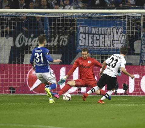 Europa League FC Schalke 04 - Borussia Mönchengladbach 09.03.2017 Tor 0:1 durch Jonas Hofmann gegen Torwart Ralf Fährmann (Schalke) , links Matija Nastasic (S04) HM