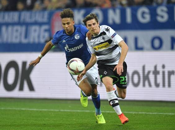 09.03.2017, Fussball, UEFA Europa League, Saison 2016 2017, Achtelfinale, FC Schalke 04 - Borussia Moenchengladbach 1:1, Jonas Hofmann (Borussia Moenchengladbach), re., gegen Thilo Kehrer (Schalke 04)