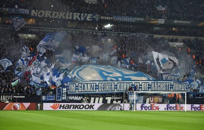 09.03.2017, Fussball, UEFA Europa League, Saison 2016 2017, Achtelfinale, FC Schalke 04 - Borussia Moenchengladbach 1:1, Fanchoreografie mit Bengalos der Schalker Fans in der Nordkurve