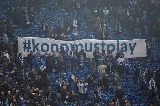 09.03.2017, Fussball, UEFA Europa League, Saison 2016 2017, Achtelfinale, FC Schalke 04 - Borussia Moenchengladbach 1:1, Yevhen Konoplyanka (Schalke 04) Banner der Schalker Fans konomustplay