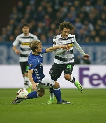 09.03.2017, Fussball UEFA Europa League 2016 2017, Achtelfinale, FC Schalke 04 - Borussia Mönchengladbach, in der VELTINS-Arena Gelsenkirchen. v.l. Johannes Geis (Schalke) gegen Fabian Johnson (Gladbach) 
