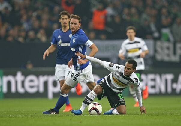 09.03.2017, Fussball UEFA Europa League 2016 2017, Achtelfinale, FC Schalke 04 - Borussia Mönchengladbach, in der VELTINS-Arena Gelsenkirchen. v.l. Benedikt Höwedes (Schalke) gegen Raffael (Gladbach) 