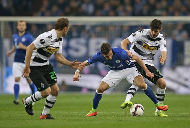 09.03.2017, Fussball UEFA Europa League 2016 2017, Achtelfinale, FC Schalke 04 - Borussia Mönchengladbach, in der VELTINS-Arena Gelsenkirchen. v.l. Tony Jantschke (Gladbach) , Daniel Caligiuri (Schalke) gegen Tobias Strobl (Gladbach) 