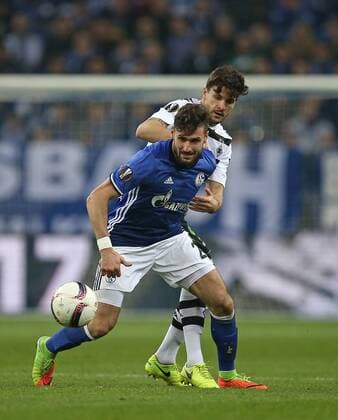 09.03.2017, Fussball UEFA Europa League 2016 2017, Achtelfinale, FC Schalke 04 - Borussia Mönchengladbach, in der VELTINS-Arena Gelsenkirchen. v.l. Daniel Caligiuri (Schalke) gegen Tobias Strobl (Gladbach) 