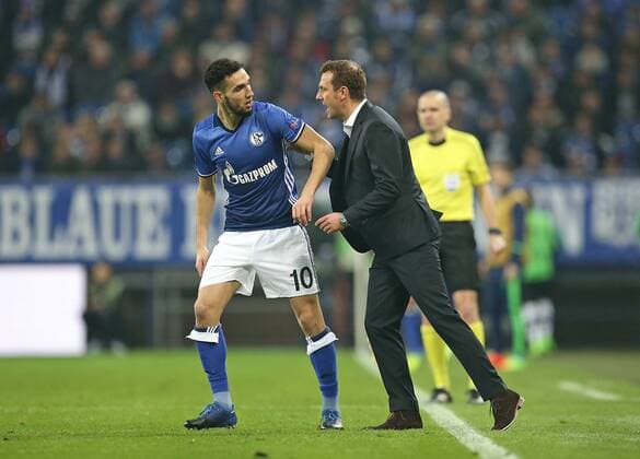 09.03.2017, Fussball UEFA Europa League 2016 2017, Achtelfinale, FC Schalke 04 - Borussia Mönchengladbach, in der VELTINS-Arena Gelsenkirchen. v.l. Nabil Bentaleb (Schalke) und Trainer Markus Weinzierl (Schalke) 