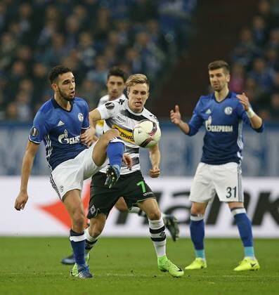 09.03.2017, Fussball UEFA Europa League 2016 2017, Achtelfinale, FC Schalke 04 - Borussia Mönchengladbach, in der VELTINS-Arena Gelsenkirchen. v.l. Nabil Bentaleb (Schalke) gegen Patrick Herrmann (Gladbach) , Matija Nastasic (Schalke) 