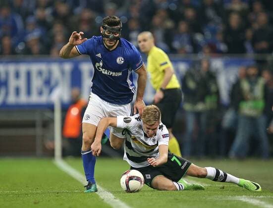 09.03.2017, Fussball UEFA Europa League 2016 2017, Achtelfinale, FC Schalke 04 - Borussia Mönchengladbach, in der VELTINS-Arena Gelsenkirchen. v.l. Sead Kolasinac (Schalke) gegen Patrick Herrmann (Gladbach) 