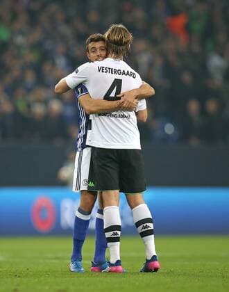 09.03.2017, Fussball UEFA Europa League 2016 2017, Achtelfinale, FC Schalke 04 - Borussia Mönchengladbach, in der VELTINS-Arena Gelsenkirchen. v.l. Franco Di Santo (Schalke) und Jannik Vestergaard (Gladbach) 