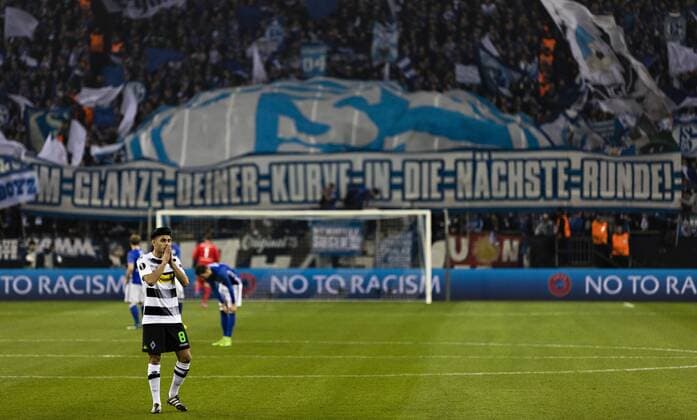 Gelsenkirchen, 09.03.2017 Mahmoud Dahoud (BMG) betet vorm Spiel FC Schalke 04 - Borussia Mönchengladbach