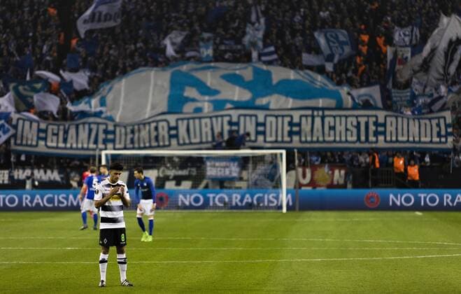 Gelsenkirchen, 09.03.2017 Mahmoud Dahoud (BMG) betet vorm Spiel FC Schalke 04 - Borussia Mönchengladbach