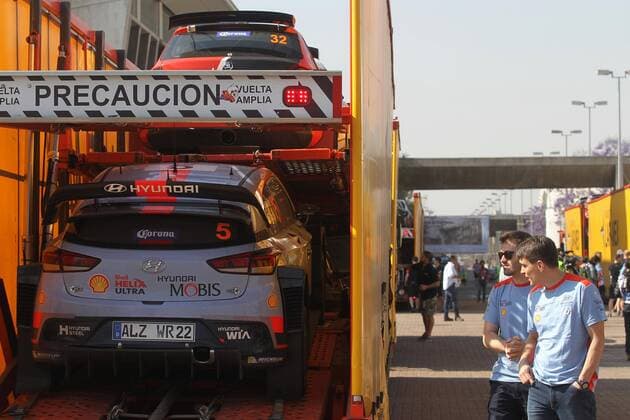 The cars of the pilots arrive in Leon, Guanajuato, Mexico, 10 March 2017, after the convoy that was carrying the cars of the 14th Rally Mexico 2017 was blocked on the road due to an accident. The eventful trip forced to cancel the two first special races of the competition. THE TWO FIRST SPECIAL RACES OF THE RALLY MEXICO 2017 CANCELLED DUE TO AN ACCIDENT !ACHTUNG: NUR REDAKTIONELLE NUTZUNG!  Copyright: xUlisesxRuizxBasurtox MEX001 20170310-636247687282067256
