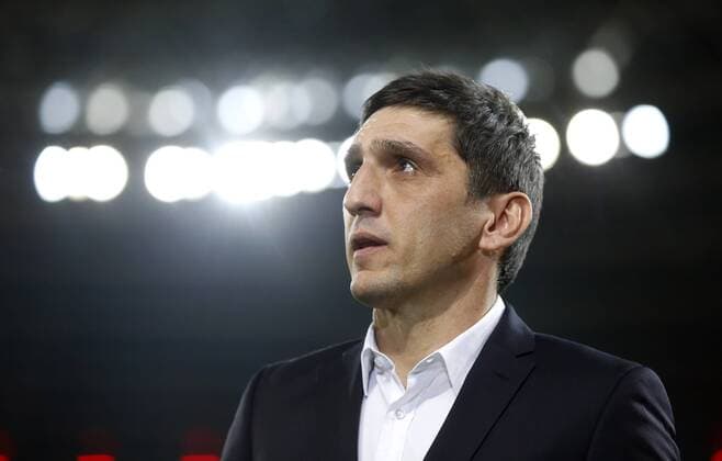 Leverkusen, Bayarena, 10.03.17: Trainer Tayfun Korkut lnachdenklich vor dem Spiel der 1. Bundesliga zwischen Bayer 04 Leverkusen vs. Werder Bremen in der Saison 2016 2017.