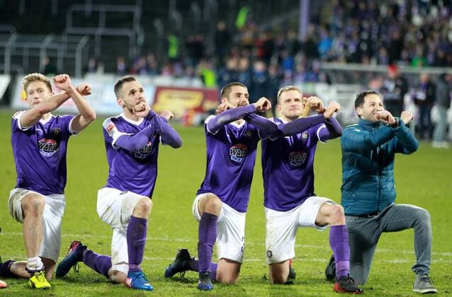 GER, 2.Bundesliga, FC Erzgebirge Aue vs Karlsruher SC 10.03.17, Aue, Sparkassen-Erzgebirgsstadion, GER, Aue , 2.Bundesliga, Saison 2016 2017, 24. Spieltag, FC Erzgebirge Aue vs Karlsruher SC im Bild Schlussjubel Aue mit Trainer Domenico Tedesco