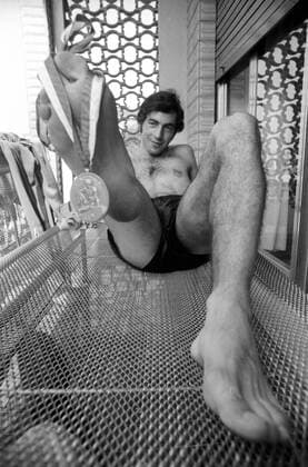 Leichtathletik EM 1974 in Rom, 400m Europameister Karl Honz (BR Deutschland) mit seiner Goldmedaille