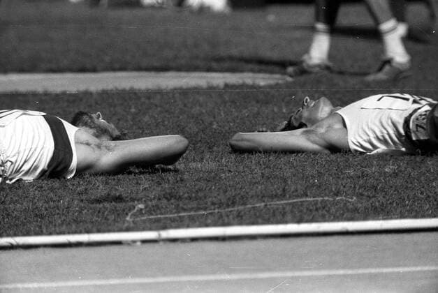 Leichtathletik EM 1974 in Rom, Guido Kratschmer (BR Deutschland) und Europameister Ryszard Skowronek (Polen) nach dem 1500m Lauf erschöpft am Boden