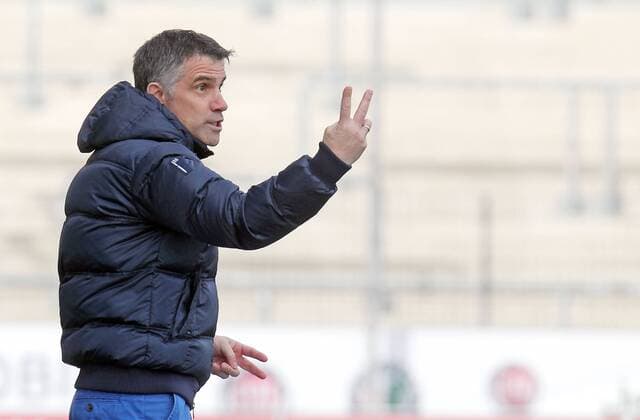 Fußball, Trainerhistorie, FSV Frankfurt 11.03.2017, xsvx, Fussball 3.Liga, FSV Frankfurt - Hallescher FC, emspor v.l. Trainer Gino Lettieri (FSV Frankfurt) gestikuliert, gibt Anweisungen gesticulate giving instructions Frankfurt