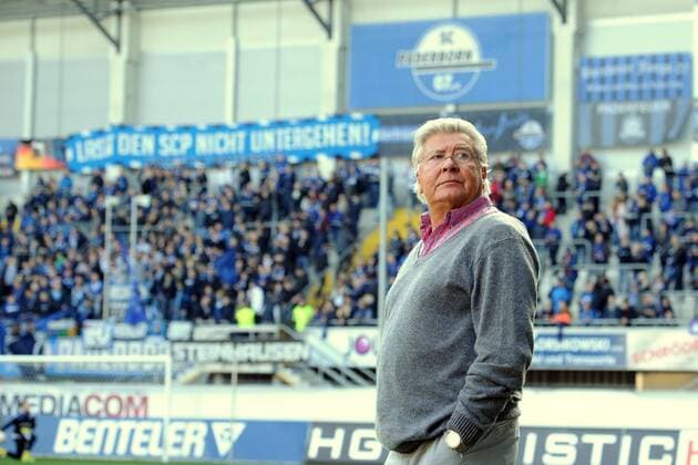 Wilfried Finke (Praesident SC Paderborn 07) Zuschauer, Fans des SCP; Banner Lasst den SCP nicht untergehen -- Fussball --- 3. Liga --- SC Paderborn 07 vs FC Rot-Weiss Erfurt --- 11.03.2017, Paderborn Copyright: xSippel xEibner-Pressefotox EP_rsl