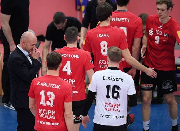 Volleyball 1. Bundesliga Saison 2016 2017 11.03.2017 Pre-Playoff Spiel TV Rottenburg - Netzhoppers SolWo Koenigspark KW Enttaeuschung TV Rottenburg; Trainer Hans Peter Mueller - Angstenberger, Moritz Karlitzek, Federico Cipollone, Felix Isaak, Johannes Elsaesser Ferenc Nemeth und Lars Wilmsen (v.li.) 