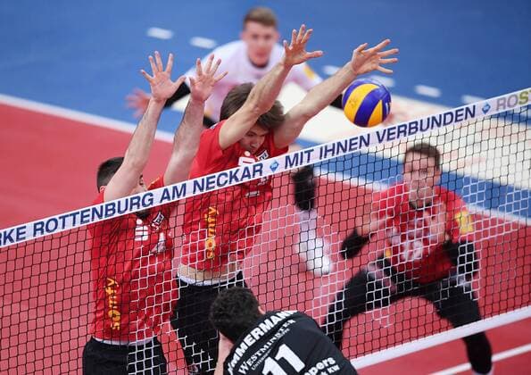 Volleyball 1. Bundesliga Saison 2016 2017 11.03.2017 Pre-Playoff Spiel TV Rottenburg - Netzhoppers SolWo Koenigspark KW Block TV Rottenburg; Felix Isaak (Mitte) und Federico Cipollone (li) 