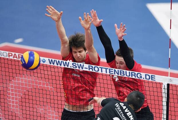 Volleyball 1. Bundesliga Saison 2016 2017 11.03.2017 Pre-Playoff Spiel TV Rottenburg - Netzhoppers SolWo Koenigspark KW Block TV Rottenburg; Felix Isaak (li) und Phillip Trenkler 