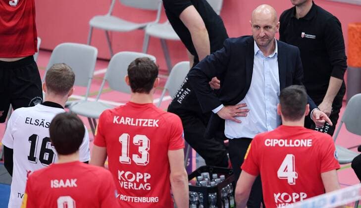 Volleyball 1. Bundesliga Saison 2016 2017 11.03.2017 Pre-Playoff Spiel TV Rottenburg - Netzhoppers SolWo Koenigspark KW Enttaeuschung TV Rottenburg; Johannes Elsaesser, Felix Isaak, Moritz Karlitzek, Trainer Hans Peter Mueller - Angstenberger und Federico Cipollone (v.li.) 