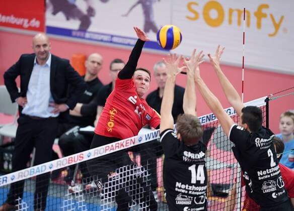 Volleyball 1. Bundesliga Saison 2016 2017 11.03.2017 Pre-Playoff Spiel TV Rottenburg - Netzhoppers SolWo Koenigspark KW Phillip Trenkler (Mitte, TV Rottenburg) 