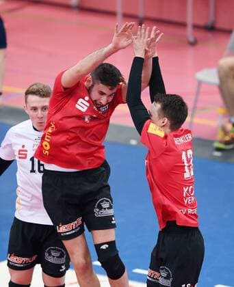 Volleyball 1. Bundesliga Saison 2016 2017 11.03.2017 Pre-Playoff Spiel TV Rottenburg - Netzhoppers SolWo Koenigspark KW JUBEL TV Rottenburg; Federico Cipollone (Mitte) klatscht Phillip Trenkler ab und Johannes Elsaesser (hinten li) 