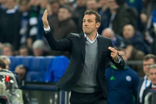 Gelsenkirchen, Germany, 09.03.2017, UEFA Europa League - 2016 17 Season, Round of 16, First leg, FC Schalke 04 - Borussia Moenchengladbach, Trainer Markus Weinzierl (S04) gestikuliert ( DeFodi001