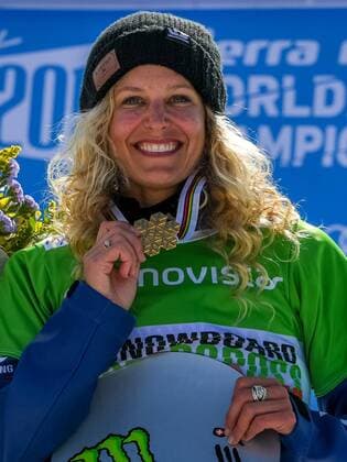 Bilder des Tages - SPORT SNOWBOARD, FREESTYLE SKIING - FIS WC 2017 SIERRA NEVADA,SPAIN,12.MAR.17 - SNOWBOARDING - FIS Freestyle Ski and Snowboard World Championships, SBX, Snowboard Cross, final, ladies men, award ceremony. Image shows Lindsey Jacobellis (USA). Keywords: medal. GEPAxpictures xOliverxLerch