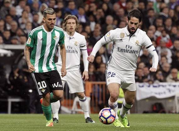 Real Madrid s midfielder Francisco Roman Alarcon Isco (R) vies for the ball with Dani Ceballos of Betis during their Liga Primera Division 27th round match at Santiago Bernabeu stadium in Madrid, Spain, 12 March 2017. REAL MADRID VS. BETIS !ACHTUNG: NUR REDAKTIONELLE NUTZUNG!  Copyright: xVictorxLerenax MAD001 20170312-636249516362492393