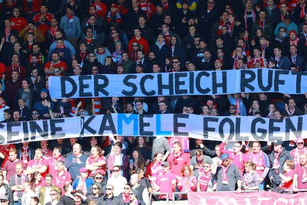 FCB Fans: Der Scheich ruft, seine Kamele folgen Fussball Grünwalderstadion Regionalliga Bayern 12.03.2017 TSV 1860 München II - FC Bayern München II