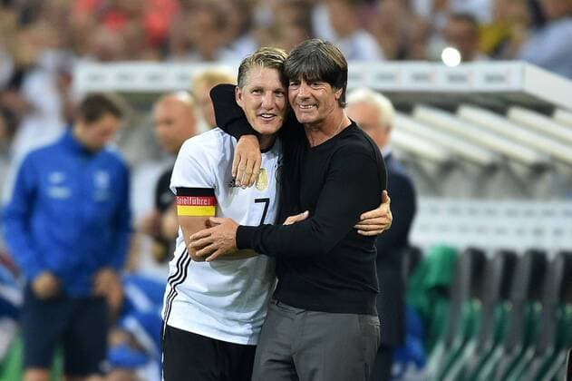 Mönchengladbach, Borussia Park, 31.08.16, Länderspiel - Deutschland - Finnland Bild: v.l. Bastian Schweinsteiger (Deutschland 7), Nationaltrainer Jogi Löw (Deutschland) xsmmpJPGx