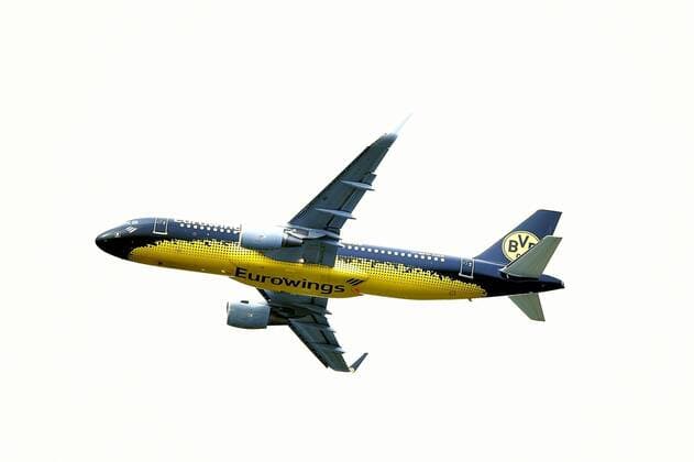 Düsseldorf, ESPRIT Arena, 11.09.16, Fussball - 2.Bundesliga - 4.Spieltag - Fortuna Düsseldorf - SpVgg Greuther Fürth Bild: Ein Flugzeug der Eurowinds mit dem Logo und der Lackierung von Borussia Dortmund startet zum Zeitpunkt der Aufnahme vom Flughafen Düsseldorf. xsmmpJPGx