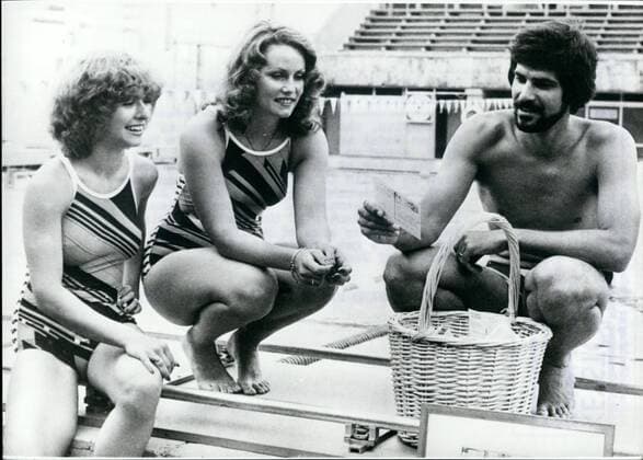1972 - Aug. 18th To 28th. III. Swimming-world-Championship In Berlin.: Mark Spitz, the sevenfolded winner of the Golden Medal at the Olympic Games Olympische Spiele Olympia OS in Munich 1972, drawing the start number At the brink of the Olympic-Swimming-Stadium in Berlin in which the III. Swimming-World-Championship is taking place, he is drawing the winners of the competition of the Information-Center of the country Berlin. Targets in the area of Berlin where to divine, the winners got precious works of art with motives of Berlin. - ZUMAk09_ 1972 Aug 18th to 28th III Swimming World Championship WM Weltmeisterschaft in Berlin Mark - ZUMA2 70002642st Copyright: ximagoxstock&peoplex