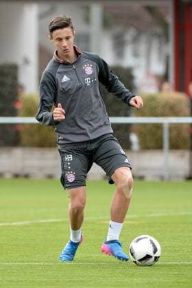U19-Spieler Marco Friedl (FC Bayern München, FCB) beim Training der Profimannschaft, Freisteller, Einzelbild, Aktion, Action, Fussball, Bundesliga, FC Bayern München Training, xslx