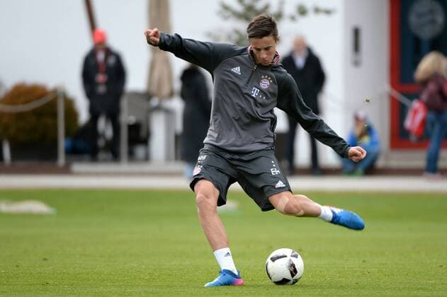 U19-Spieler Marco Friedl (FC Bayern München, FCB) beim Training der Profimannschaft, Freisteller, Einzelbild, Aktion, Action, Fussball, Bundesliga, FC Bayern München Training, xslx