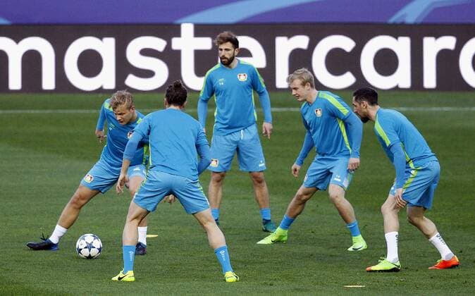 Bayer Leverkusen s Finnish striker Joel Pohjanpalo (L) during the training of the team held at Vicente Calderon stadium in Madrid, Spain on 14 March 2017 on the eve of the Champions League round of 16 second leg match played against Atletico Madrid. BAYER LEVERKUSEN S TRAINING !ACHTUNG: NUR REDAKTIONELLE NUTZUNG!  Copyright: xJAVIERxLOPEZx 20170314-636251175430196756