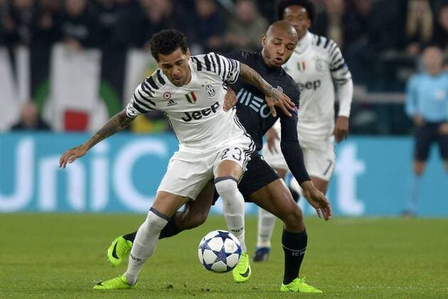 Fußball, CL, Juventus Turin - FC Porto Dani Alves Juventus, Yacine Brahimi Porto Torino 14-03-2016 Juventus Stadium Football Calcio Champions League 2016 2017 Juventus - Porto Round of 16. Foto FilippoxAlfero Insidefoto filippoxalfero
