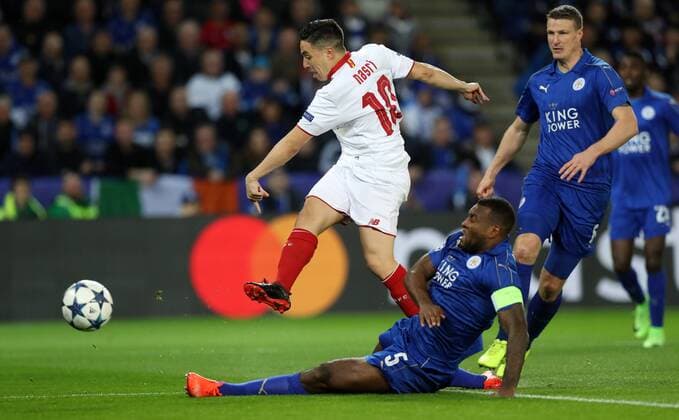 Fußball, CL, Leicester City - FC Sevilla Football - 2016 2017 UEFA Champions League - Round of Sixteen, Second Leg: Leicester City 1 vs. Sevilla 2 Samir Nasri of Sevilla is tackled by Wes Morgan of Leicester City during the match at the King Power Stadium. 