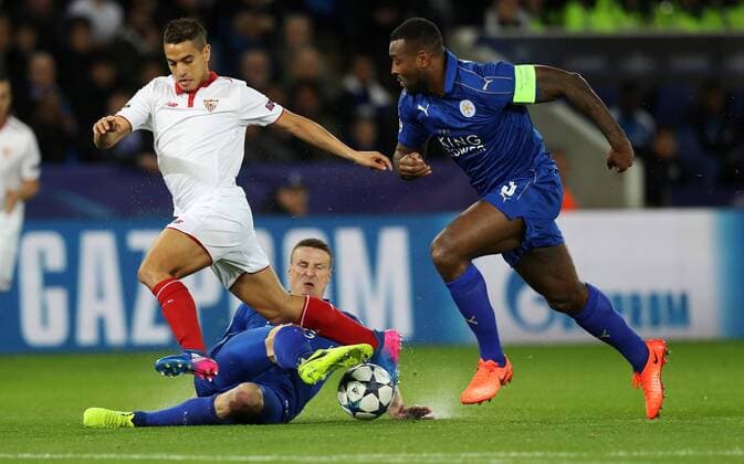 Themen der Woche - SPORT Bilder des Tages - SPORT Fußball, CL, Leicester City - FC Sevilla Football - 2016 2017 UEFA Champions League - Round of Sixteen, Second Leg: Leicester City 1 vs. Sevilla 2 Wissam Ben Yedder of Sevilla and Robert Huth and Wes Morgan of Leicester City during the match at the King Power Stadium. 
