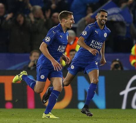 Fußball, CL, Leicester City - FC Sevilla Marc Albrighton of Leicester City (l) celebrates scoring the second goal during the UEFA Champions League Round of 16 - 2nd Leg match at the King Power Stadium, Leicester. Picture date: March 14th 2017. Pic credit should read: Simon Bellis Sportimage EDITORIAL USE ONLY. No use with unauthorised audio, video, data, fixture lists, club league logos or live services. Online in-match use limited to 120 images, no video emulation. No use in betting, games or single club league player publications.