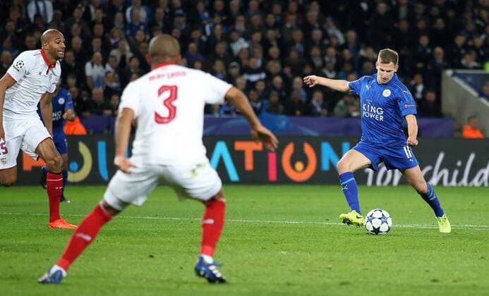 Bilder des Tages - SPORT Football - 2016 2017 UEFA Champions League - Round of Sixteen, Second Leg: Leicester City 1 vs. Sevilla 2 Marc Albrighton of Leicester City scores during the match at the King Power Stadium. 