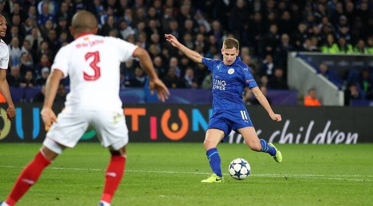 Fußball, CL, Leicester City - FC Sevilla Football - 2016 2017 UEFA Champions League - Round of Sixteen, Second Leg: Leicester City 1 vs. Sevilla 2 Marc Albrighton of Leicester City scores during the match at the King Power Stadium. 