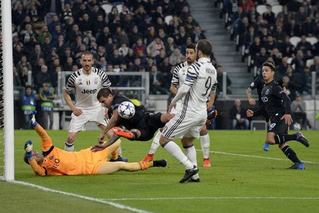 FuÃŸball, CL, Juventus Turin - FC Porto March 14th 2017, Juventus Stadium Turin, Italy; UEFA Champions league football, Juventus versus FC Porto; Maxi Pereira saves his shot going into the goal with an arm and is shown the red card as the referee gives a penalty to Juventus xPierpaoloxPiciuccox  ActionPlus11856255
