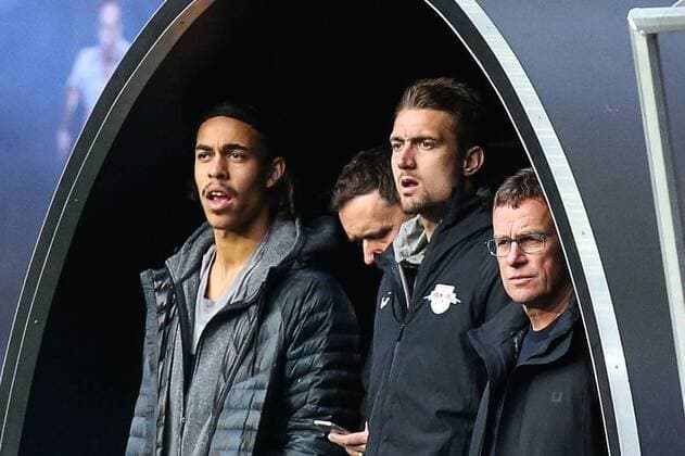 Sportdirektor Ralf Rangnick,Stefan Ilsanker,Yussuf Poulsen (v.re.,RB Leipzig) schauen aus dem Spielertunnel das Spiel - 1. Fussball Bundesliga Saison 2016-2017 RasenBallsport Leipzig vs. VfL Wolfsburg in der Red Bull Arena in Leipzig - Deutschland, Fußball, Mann, Männer,11.03.2017